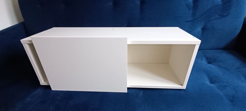 Ścienne szafki wiszące z przesuwnymi drzwiami Ikea