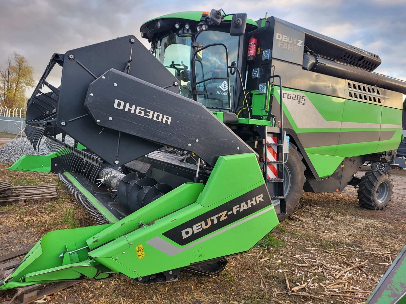 2023 рік Deutz Fahr+ нова жатка на гарантії John Deere Case комбайн