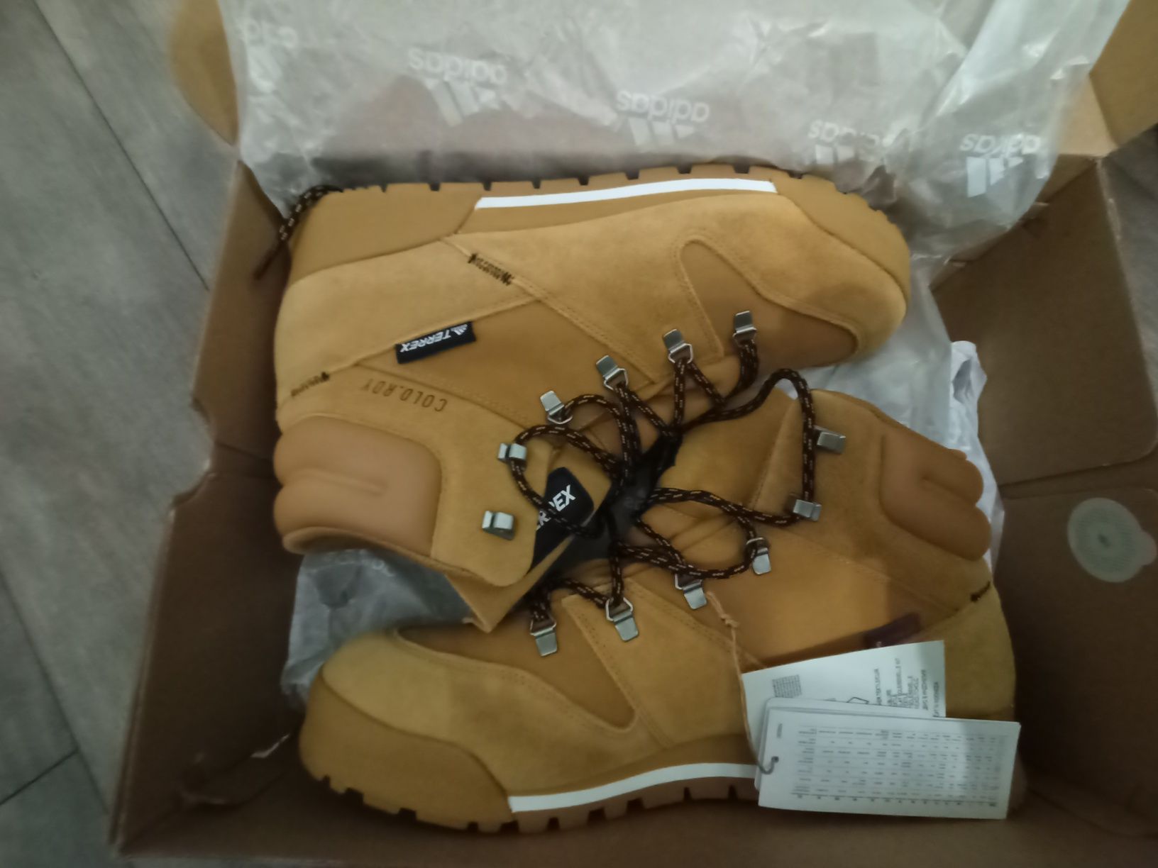 Adidas Terrex 47 i 1/3

TERREX

SNOWPITCH

COLD.RDY

HIKING - Obuwie
