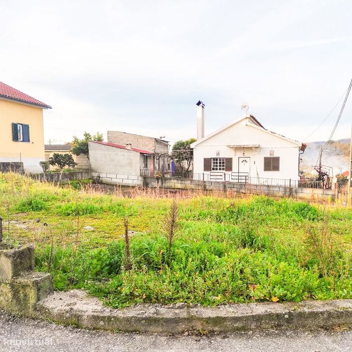 Terreno Urbano em Aldeia Cheia de História na Beira Alta