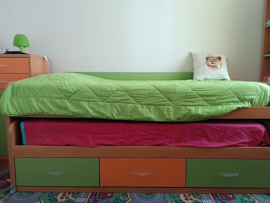 Cama dupla, uma delas extraível, com três gavetas 200*90