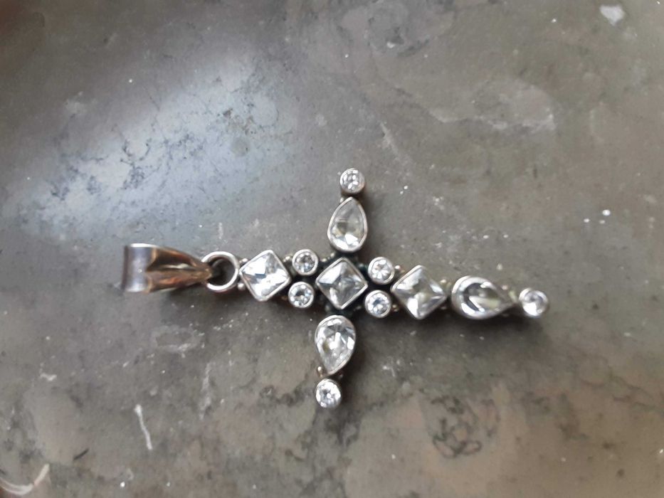 Pendente crucifixo prata contrastada e zircónias, como NOVO