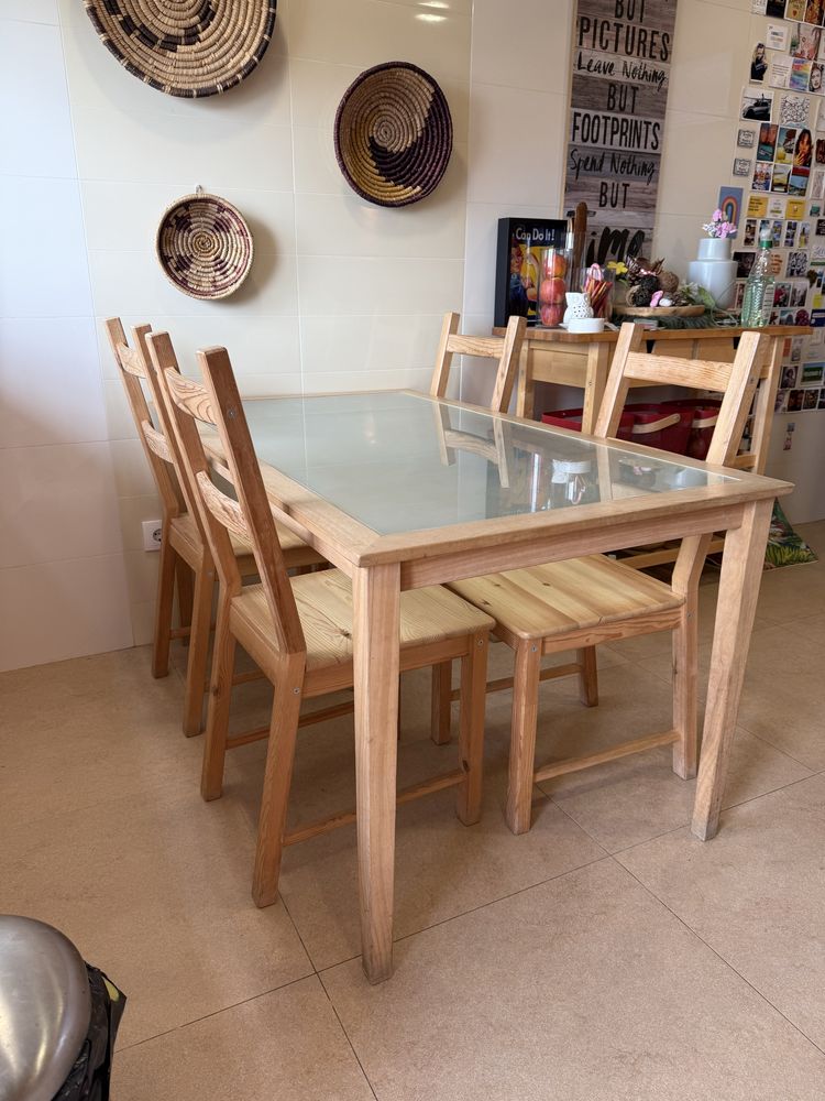 Mesa com 4 cadeiras