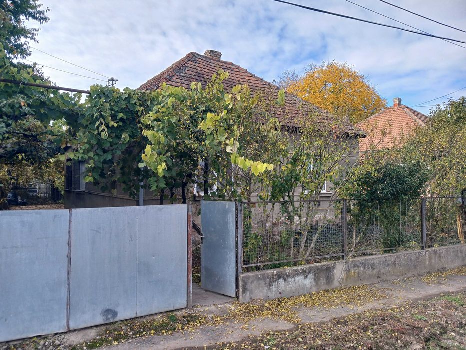 Будинок в курортній зоні з великою земельною ділянкою та комунікаціями