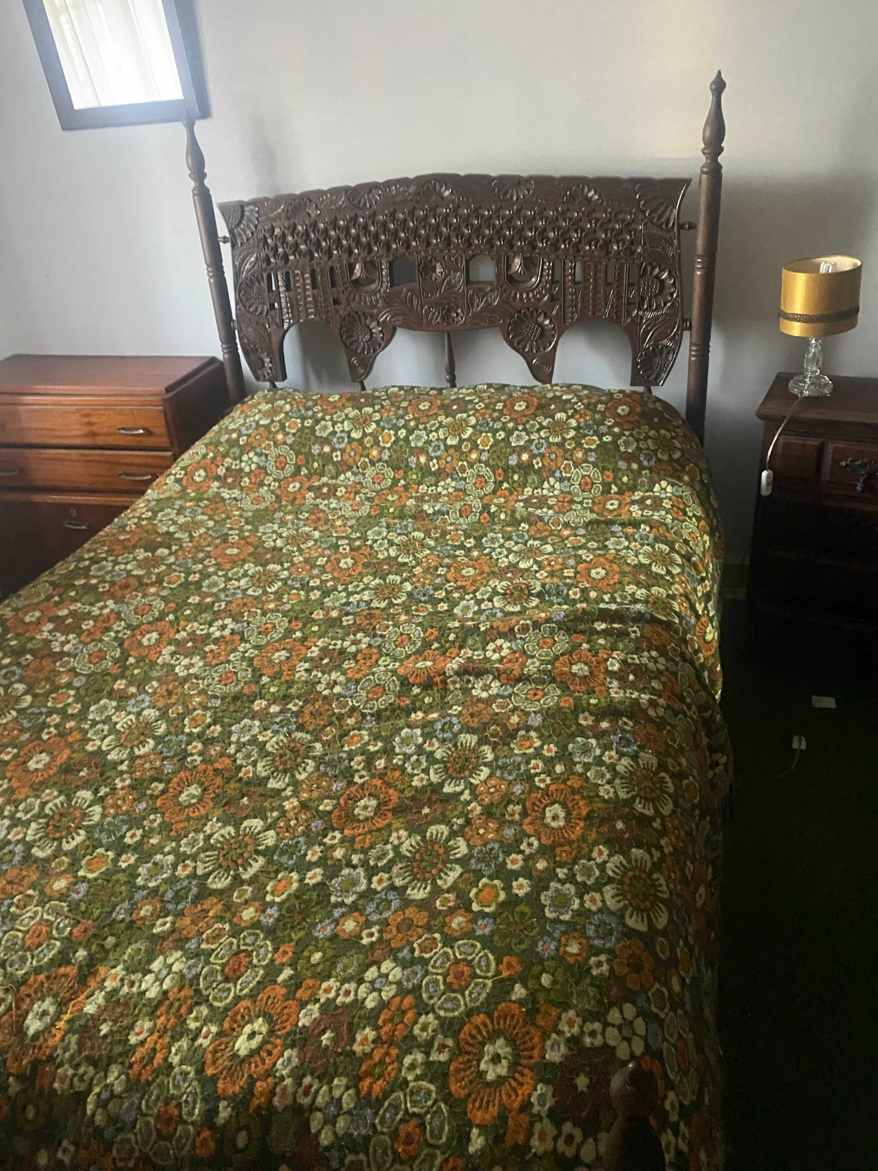 Cama de casal, com colchão
