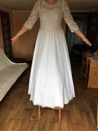 koronkowa suknia ślubna z dłuższym rękawem
