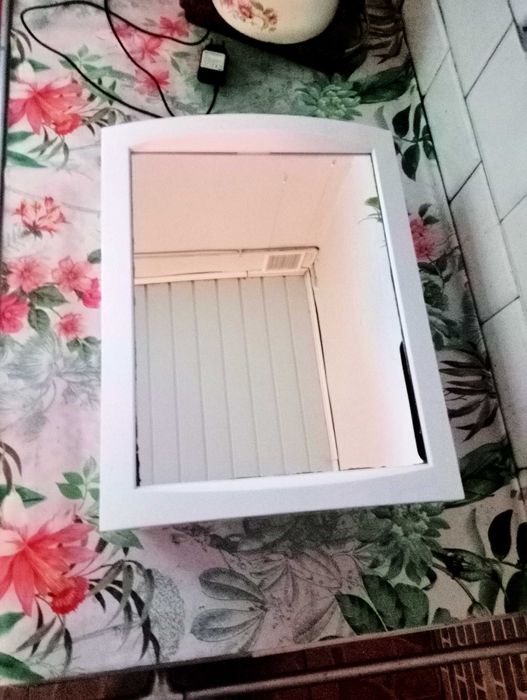 Sprzedam szafkę  łazienkową  z
 lustrem.