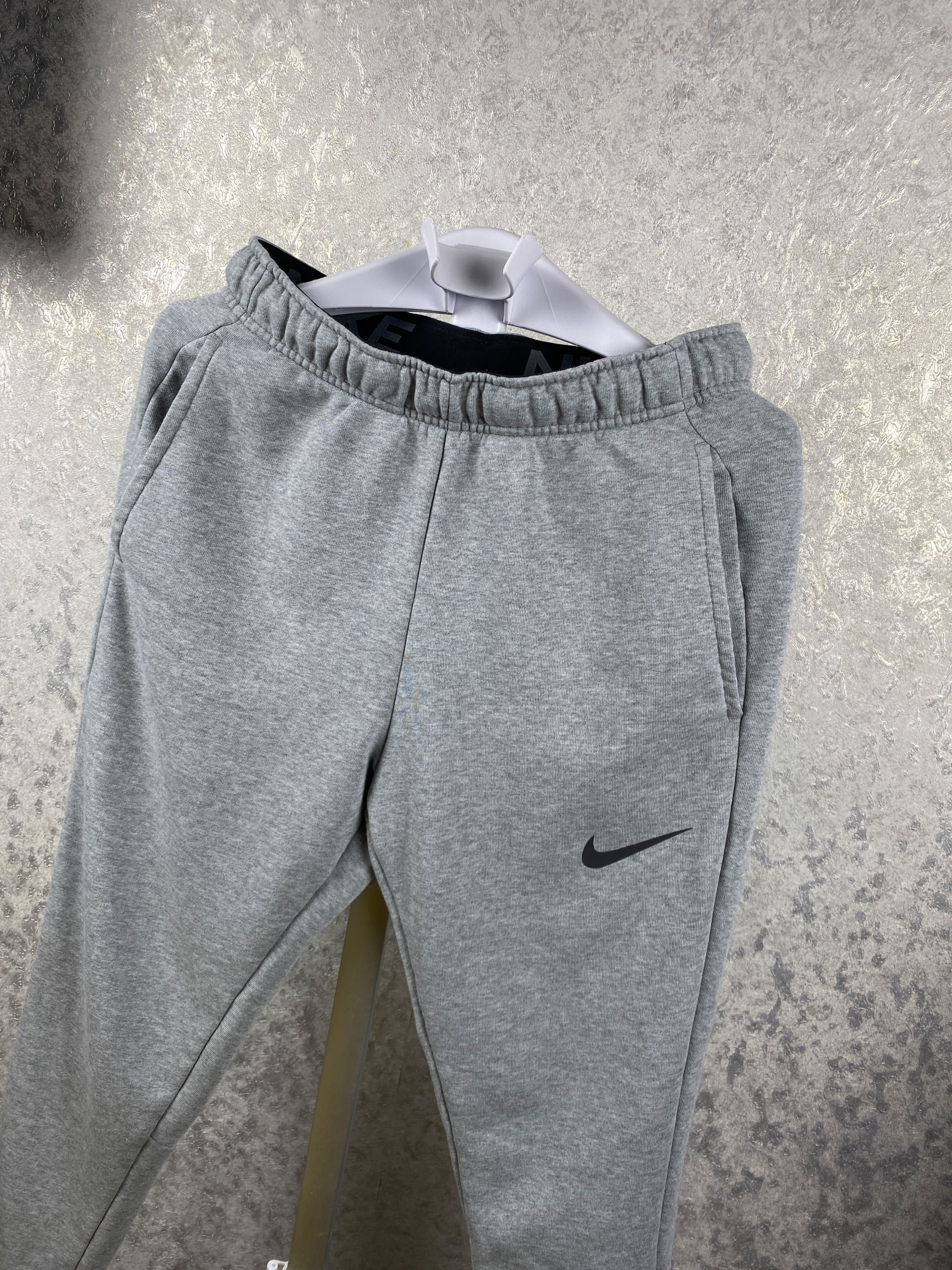 Мужские серые спортивные штаны Nike Dri-Fit S/M