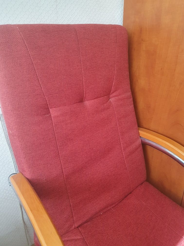 Wygodny fotel bordowy