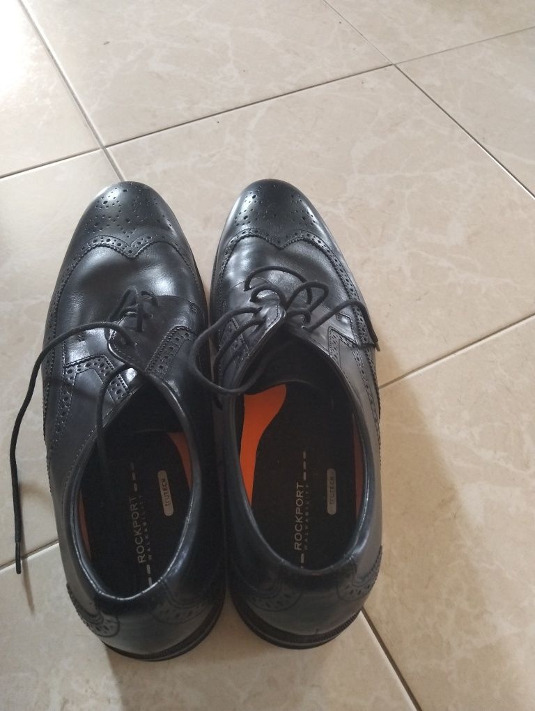 Sapatos novos pretos