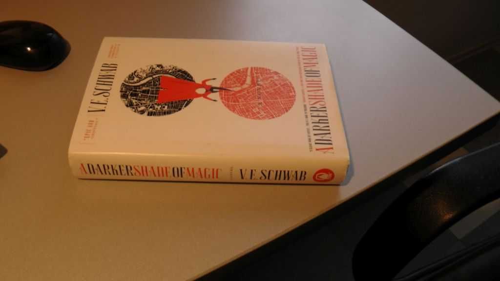 jęz ang V.E.Schwab A darker shade of magic tom 1