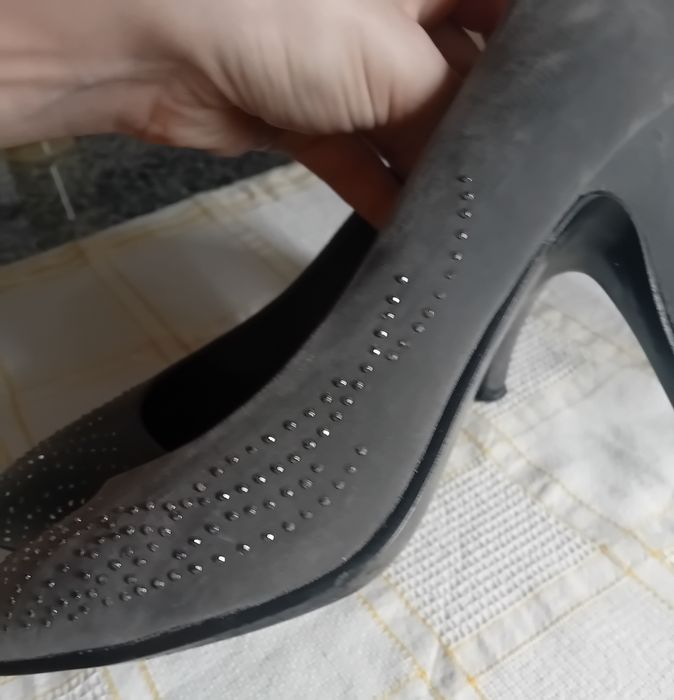 Sapatos cinza usados