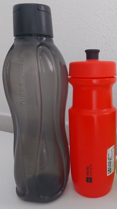 2 Garrafas Água, 1 da Tupperware