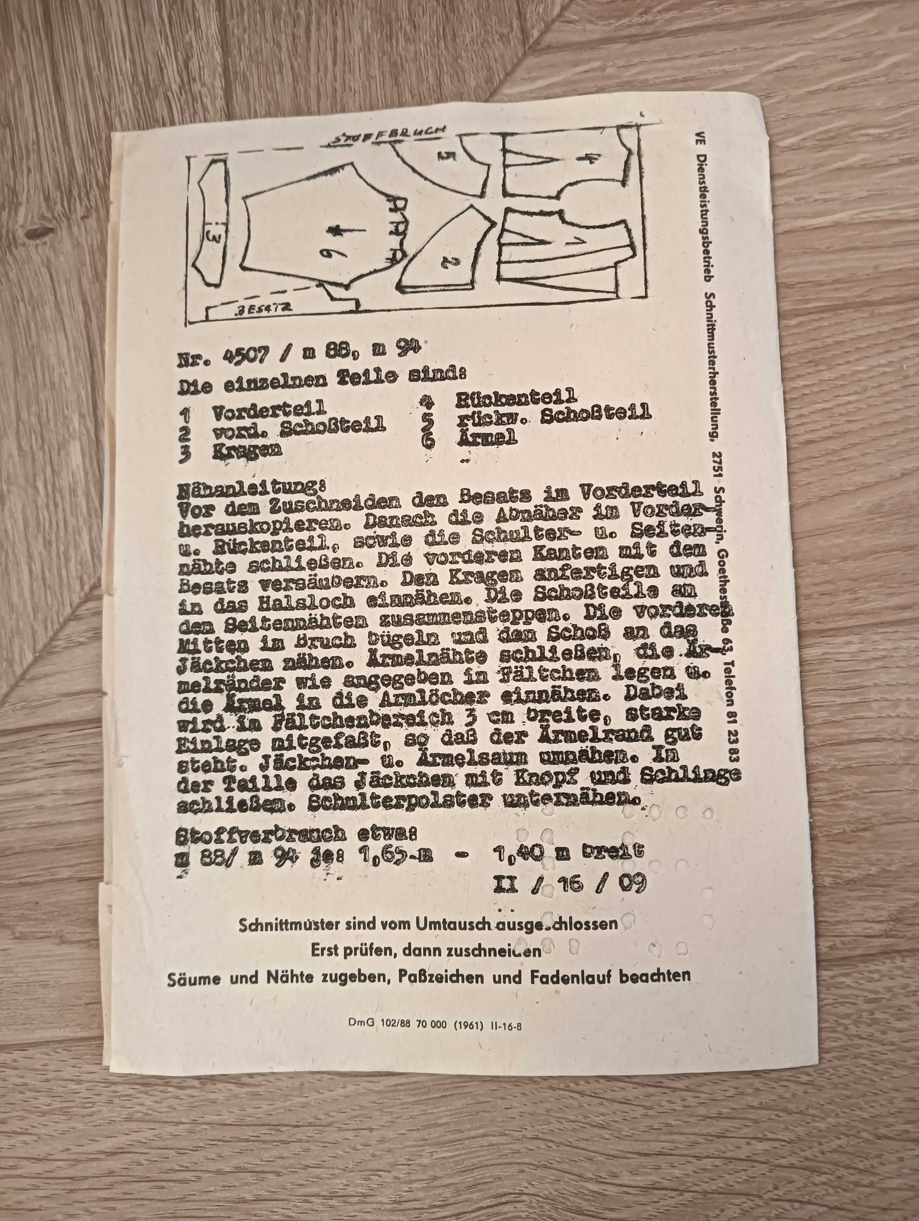 Wykrój stary ubranie papierowy wzór strój