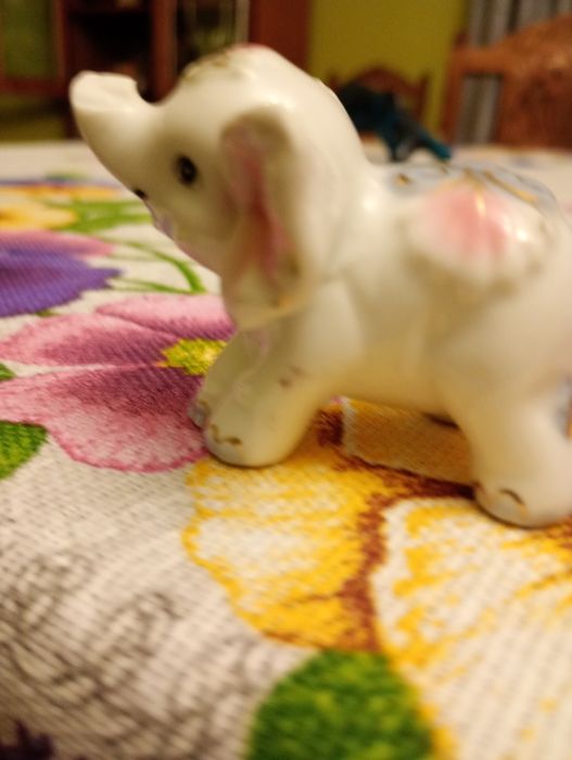 Порцелянові статуетки.