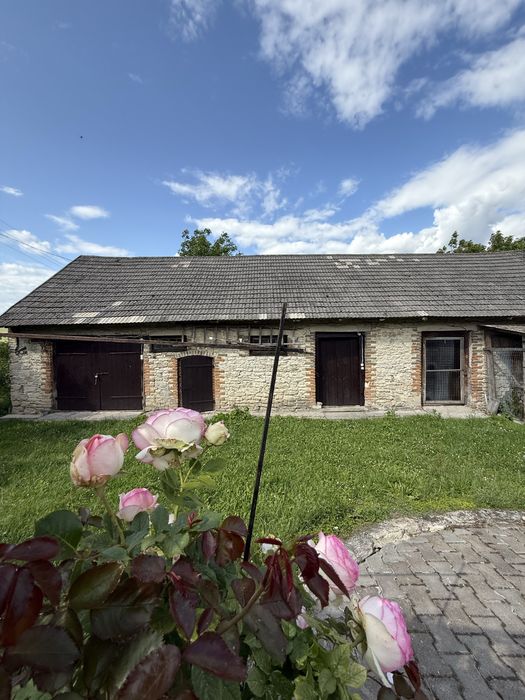 Продаж будинок з доглянутою територією