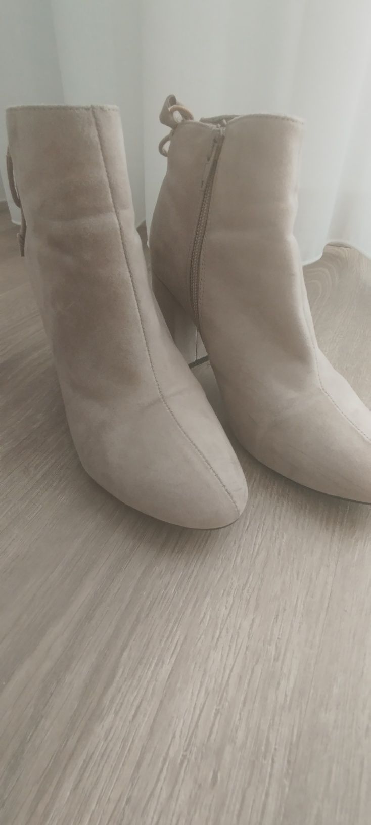 Botins bejes com laço atrás