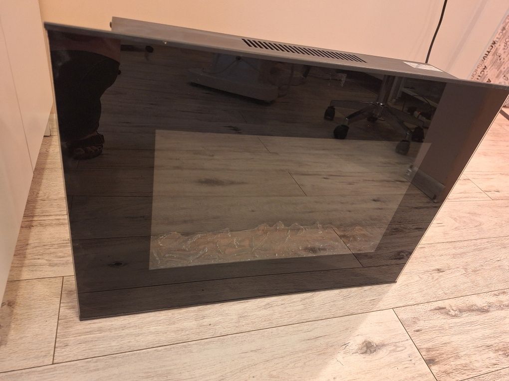 Kominek elektryczny z funkcją grzania