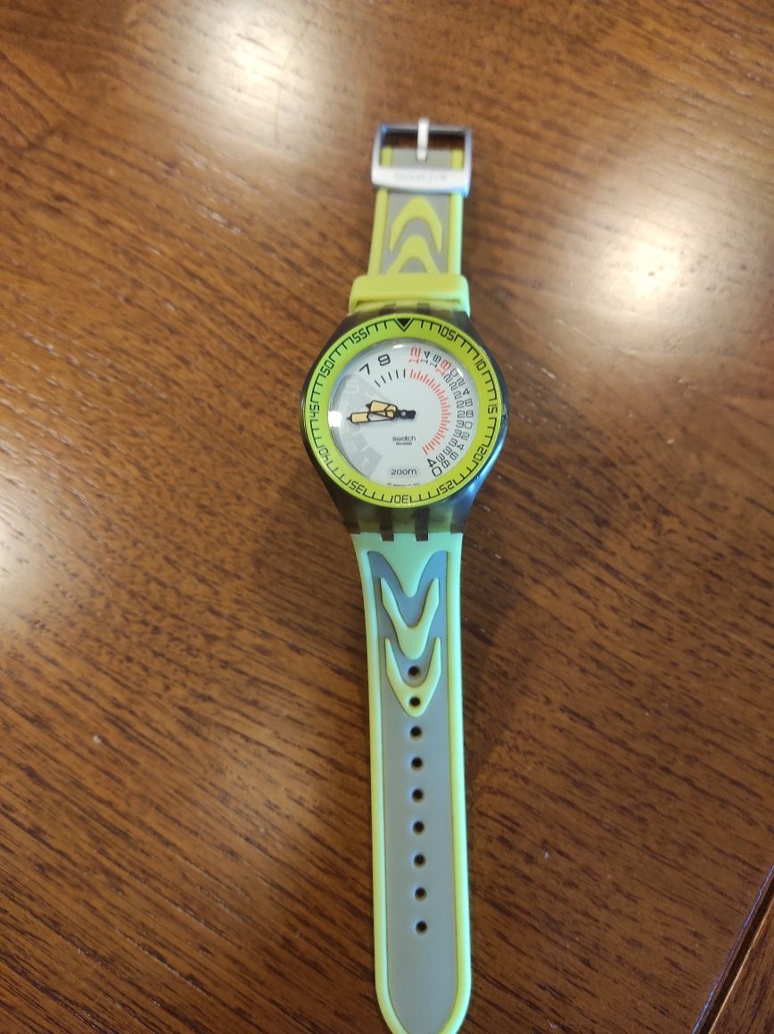 Relógio Swatch Scuba amarelo