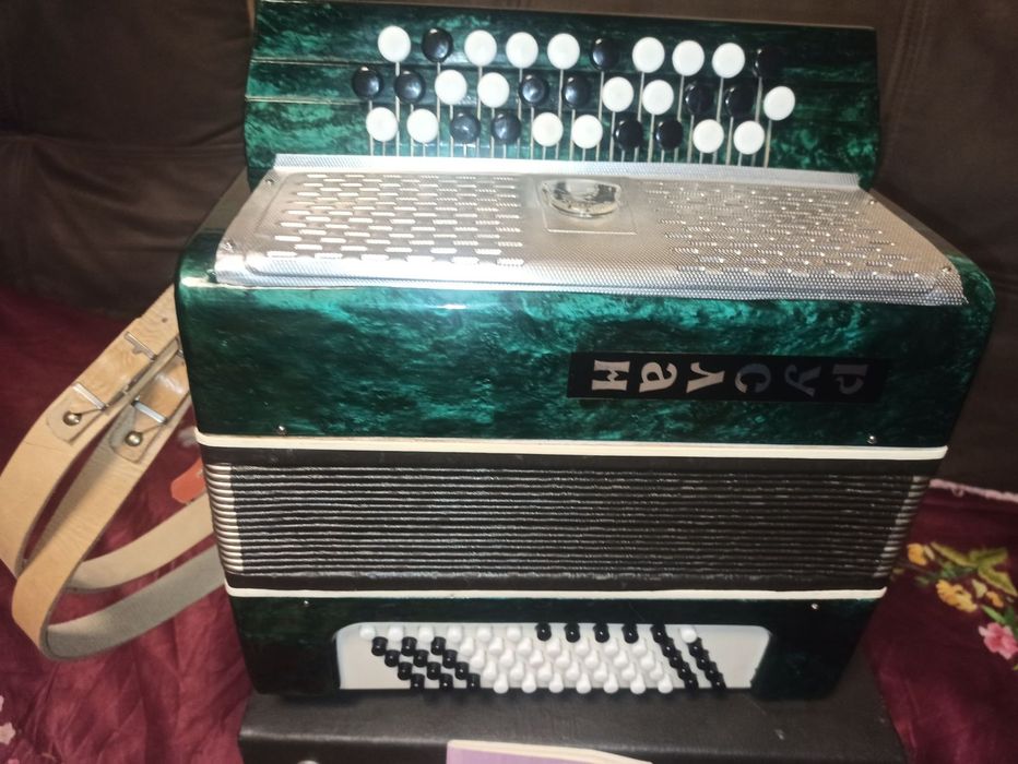 Баян ,, Руслан,, новий, половинка