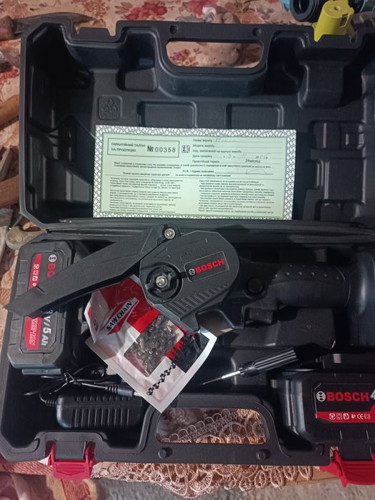 Пила обрізувати дерева.