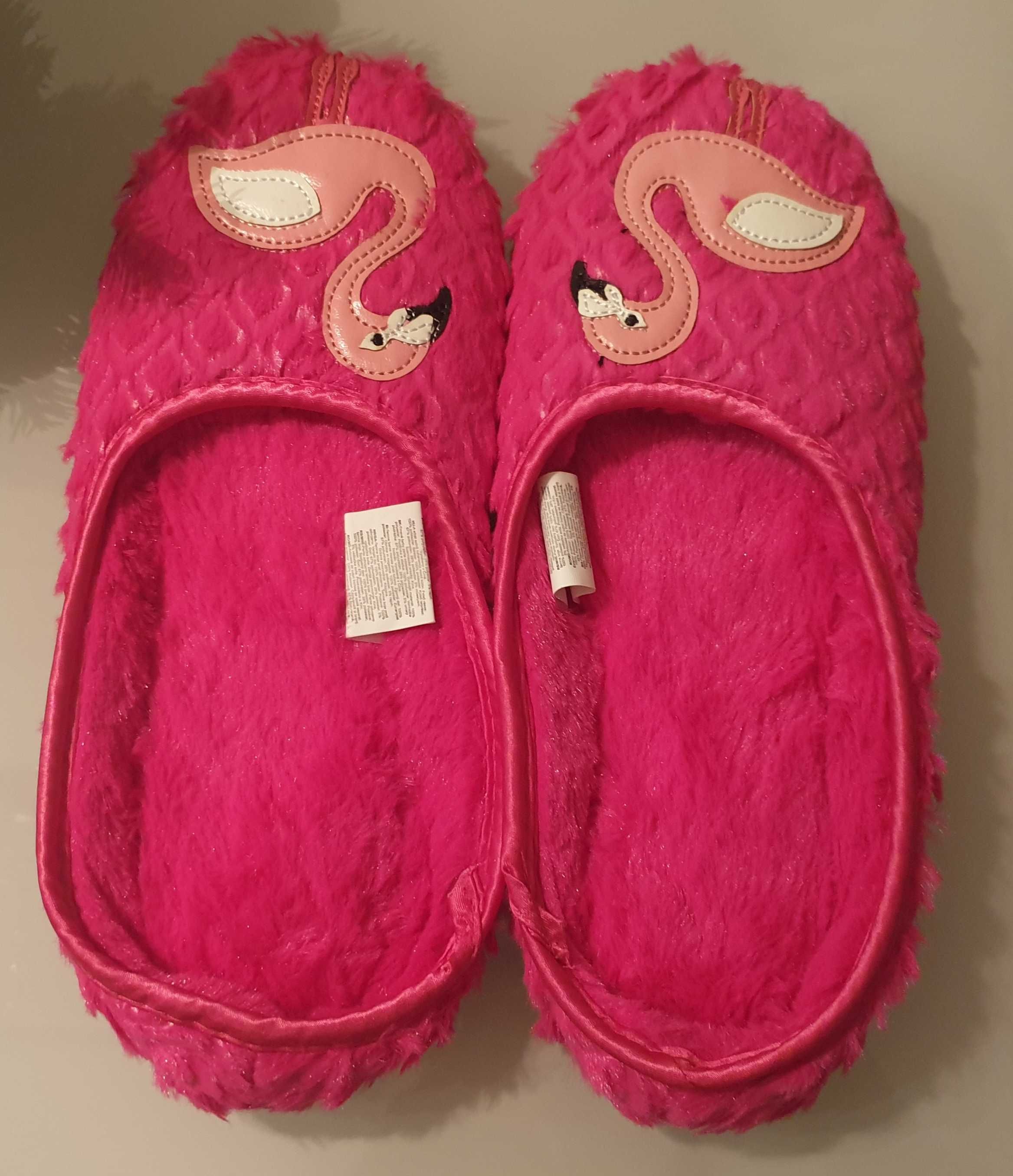 Kapcie różowe z flamingami Avon- Medium Flamingo Slipper- rozmiar M