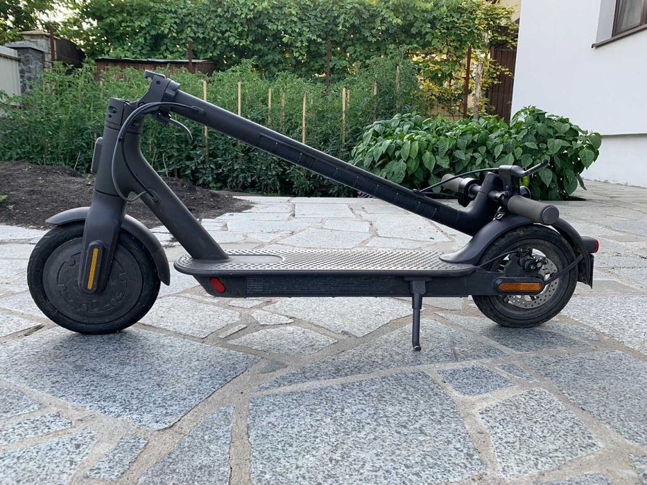 Електро самокат Mi Electric Scooter Essential