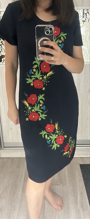 Вишита жіноча сукня