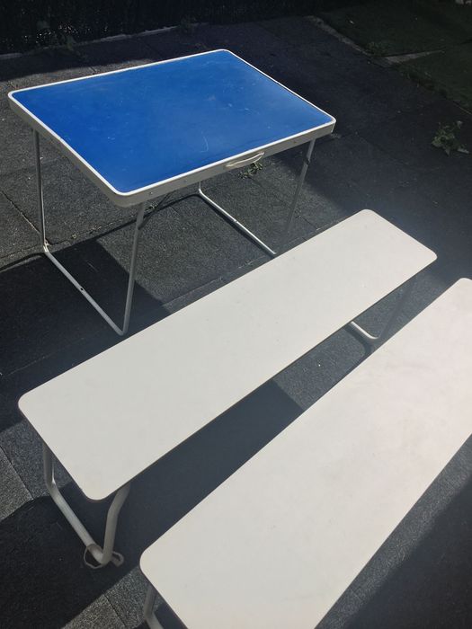 Mesa de piquenique e bancos