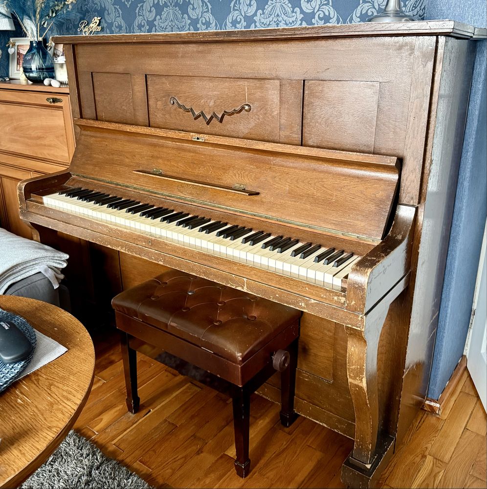 Zabytkowe drewniane pianino VOGELER z mosiezna plyta