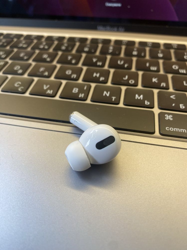 Продам лівий навушник повністью робочий airpods pro 1