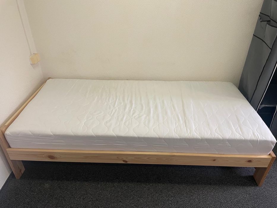 Łóżko z materacem