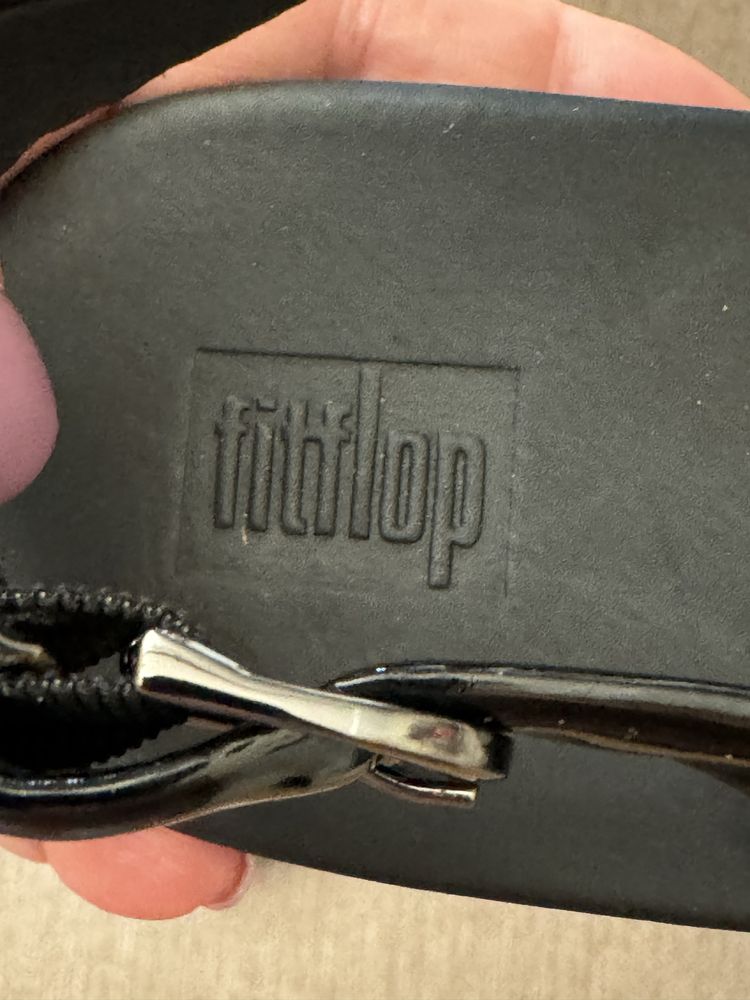 Кожаные( лак) босоножки, на девочку ,Fitflop