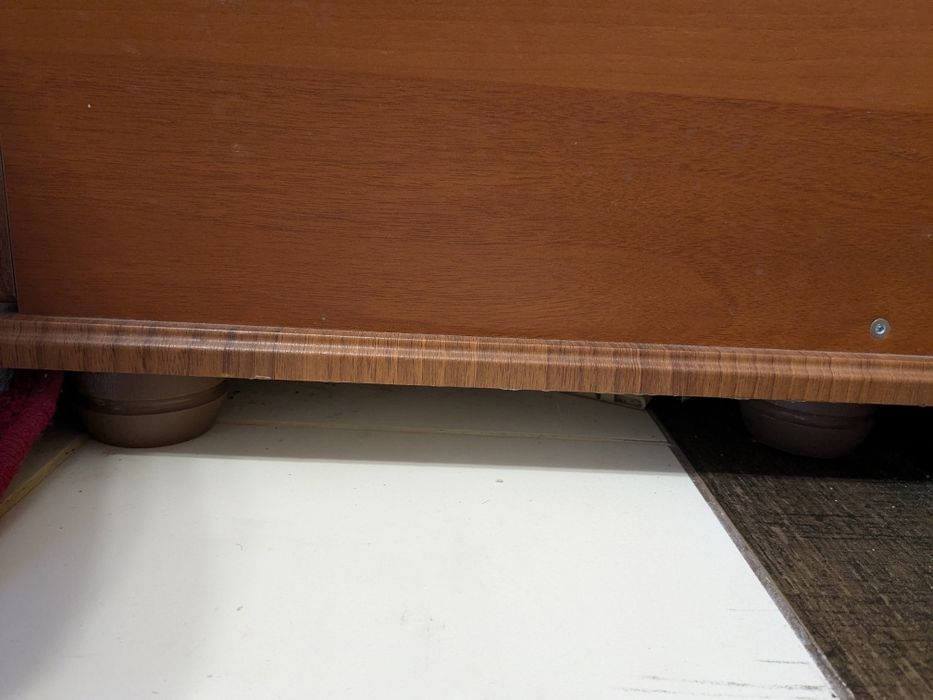 Комод коричневий