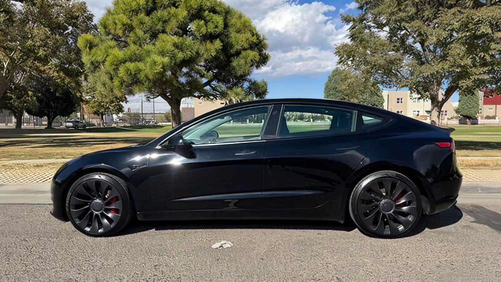 Tesla Model 3      2023