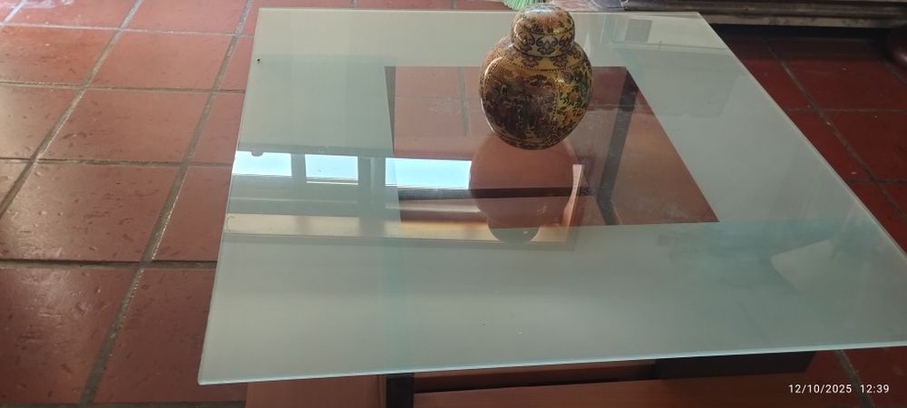 Mesa de centro com tampo vedro