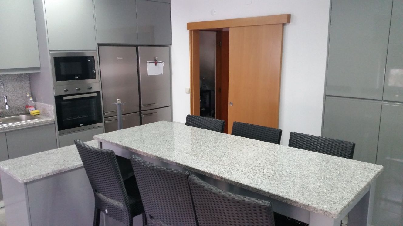 Quarto individual, c/ varanda, Senhora da Hora, c/ recibo mensal