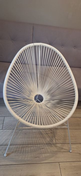 Białe krzesło ogrodowe