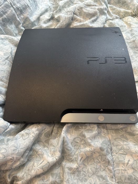 Konsola PlayStation 3 w dobrym stanie bez pada .
