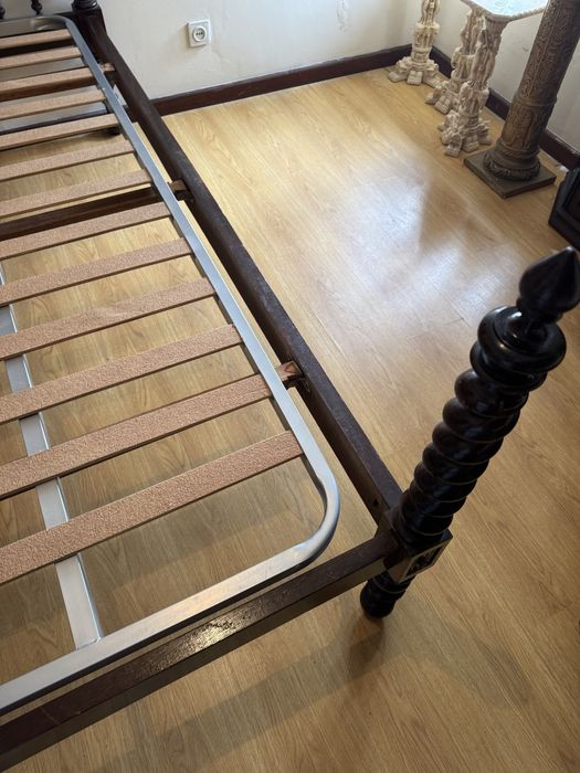 Cama + cómoda + mesas de cabeceira