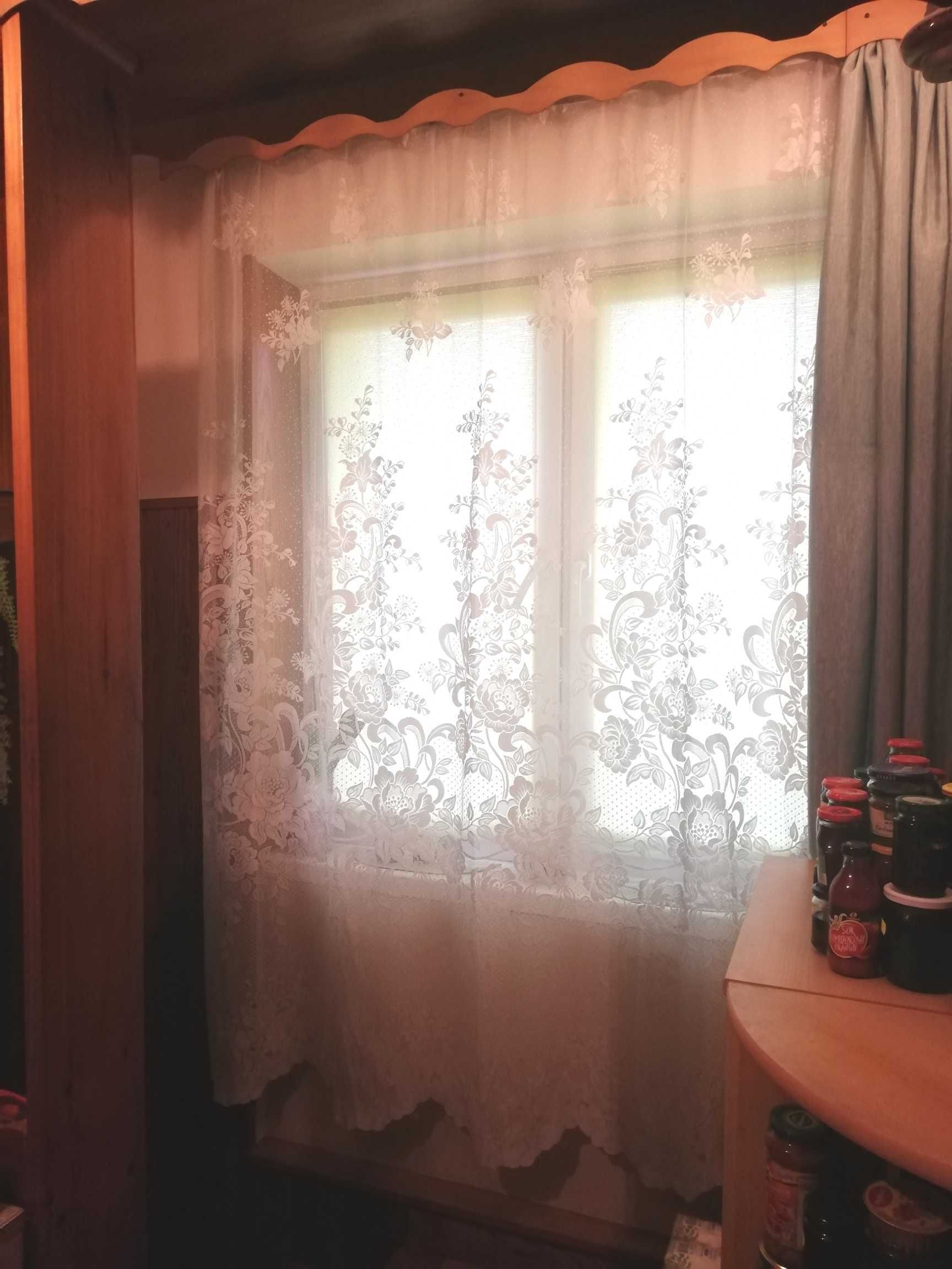 Firana biała w kwiaty obszyta ozdobny dół 185x220cm