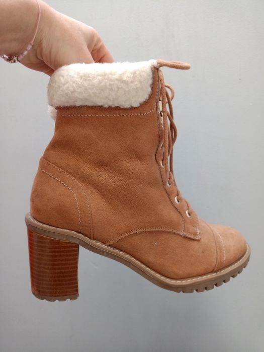 Botki TU na obcasie wiązane mega modne roz 39