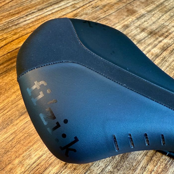 Siodełko kolarskie Fizik R5, szer. 140 mm