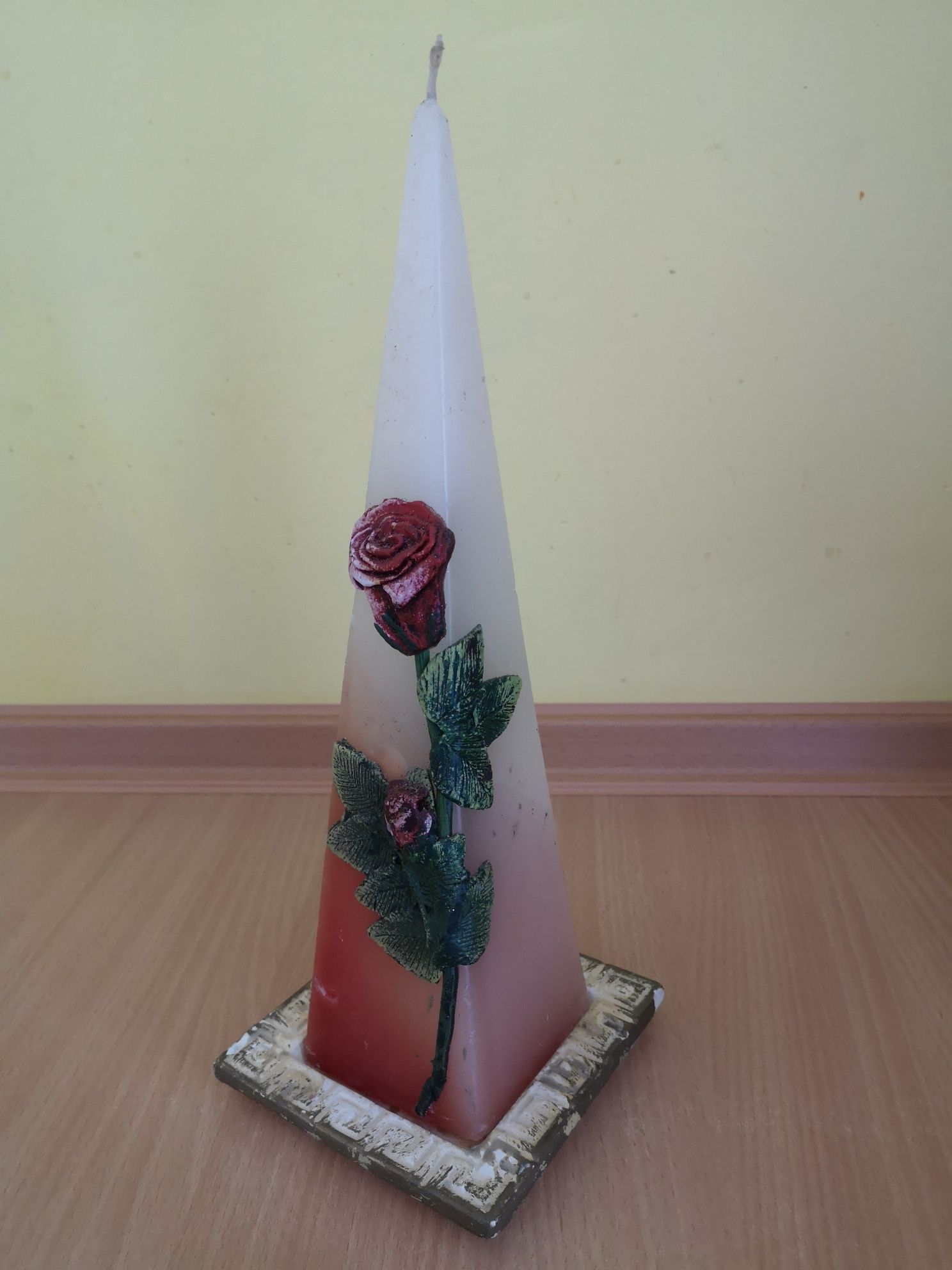 Świeczka ozdobna, dekoracja na podstawce, róża