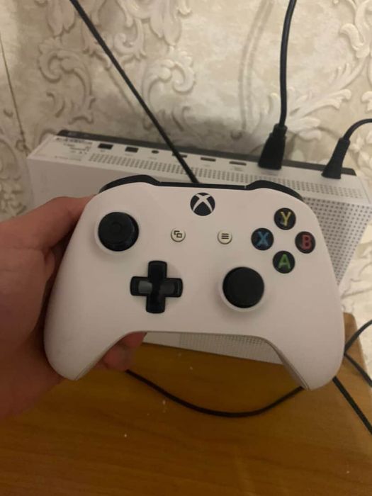 В продаже Xbox one s
