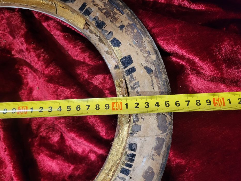 Stary krzyż w starej ramie bez szkła