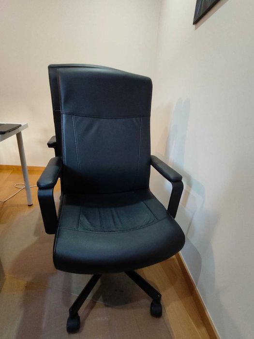 Cadeira de Escritório preta - ajustável com rodas