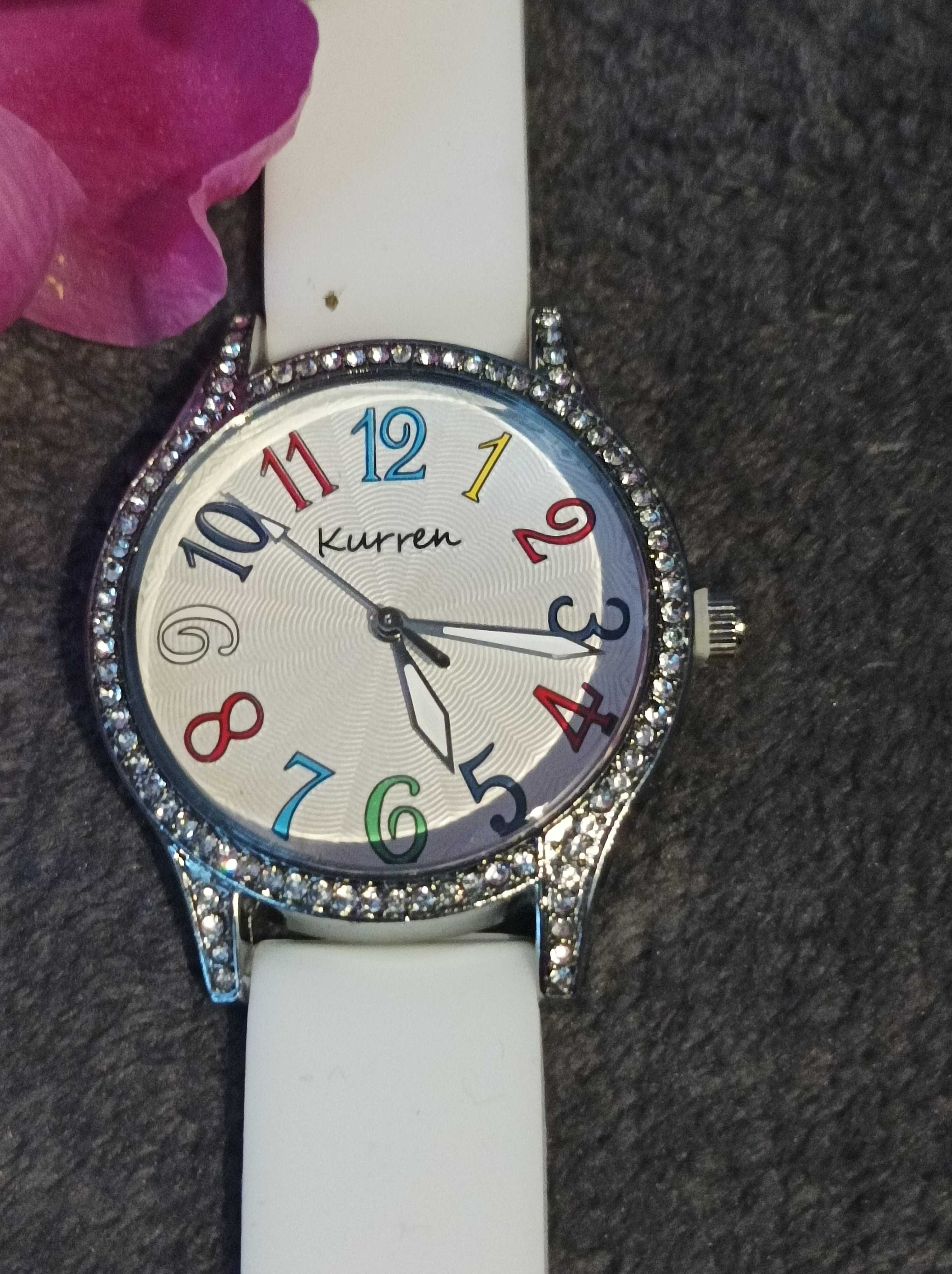 Zegarek damski biały.