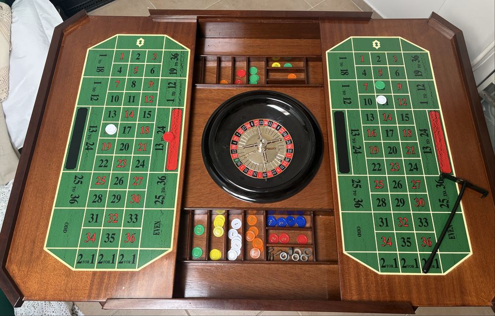 Mesa de Jogo estilo inglês em madeira e completa