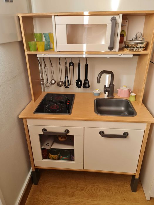 Cozinha brincar Ikea - luz bancada e acessórios